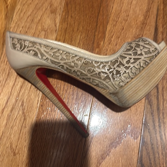 s-l400.jpg Christian Louboutin Women’s Heel Size 8.5 size 39
Slightly used
